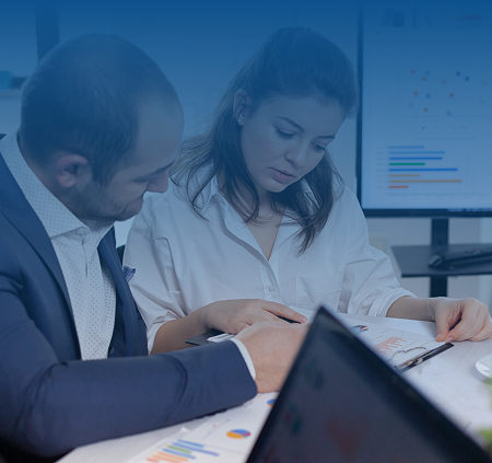 Un hombre y una mujer revisando unos documentos