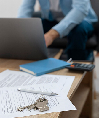 mesa con documentos y un computador