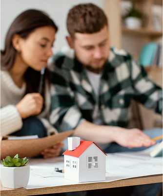 pareja revisando unos documentos