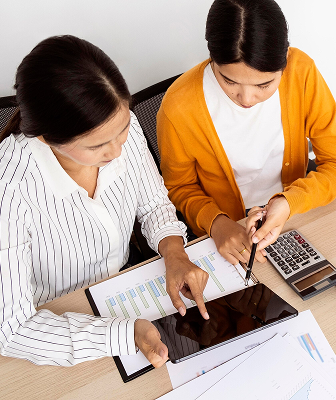 vista desde arriba de dos mujeres viendo una tablet