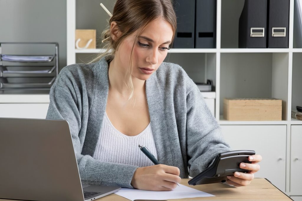 mujer tiro medio calculadora 23 2148819976 upscale