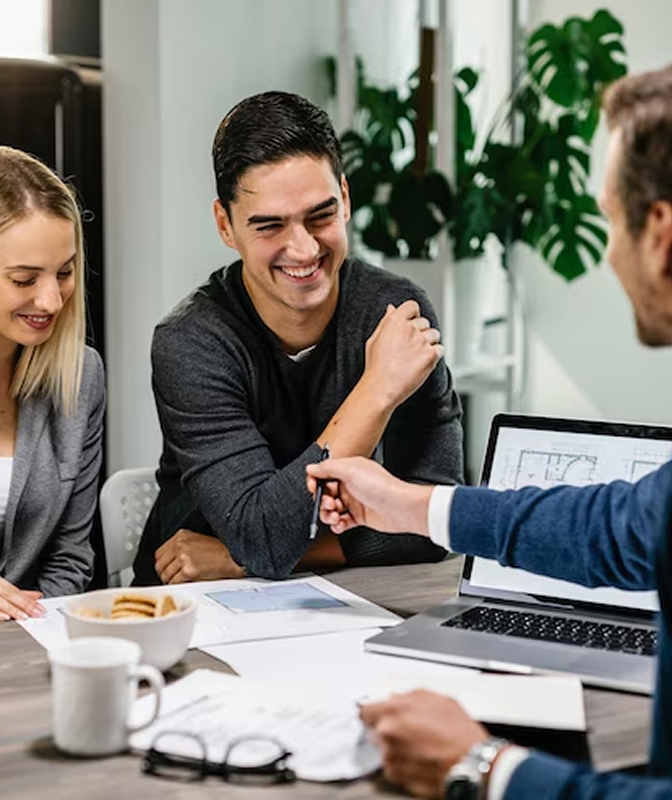 personas sentandas analizando